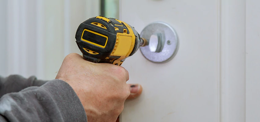 Street Locksmith For Smart Lock Repair in Cutler Bay, FL